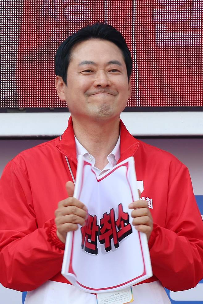 장동혁 국민의힘 상임선거대책위원장이 2일 충남 당진시 당진중앙2로 로터리에서 지원유세를 하던 중 퍼포먼스를 하고 있다. 2026.06.02. 뉴시스