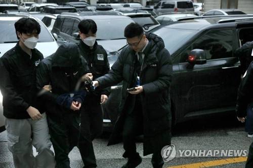 경기도 의정부시 가능동 의정부지방법원에서 지난해 11월 27일 아동학대살해 혐의로 구속영장이 청구된 친모 A씨(25)와 계부 B씨(33)가 구속 전 피의자 심문을 위해 법정으로 이동하고 있다.   [연합뉴스]