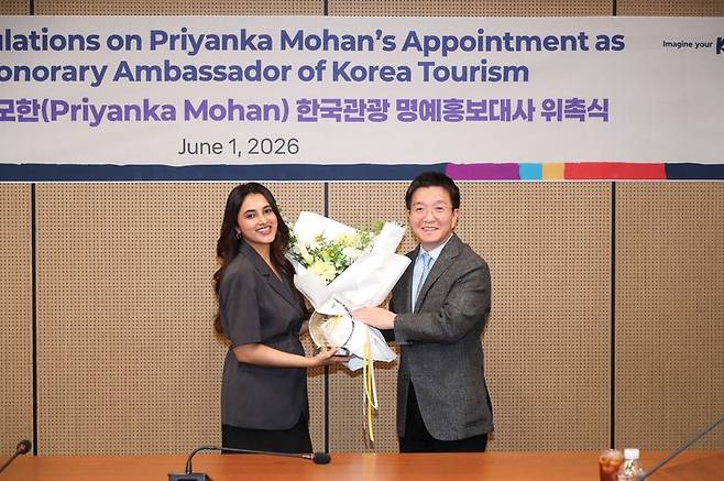 인도 배우 프리얀카 모한(왼쪽)과 박성혁 관광공사 사장이 1일 열린 위촉식에서 기념촬영을 하고 있다. 한국관광공사 제공