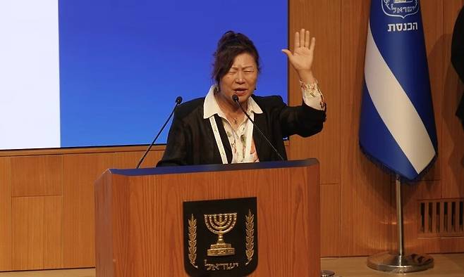 지난달 27일 이스라엘 예루살렘 크네세트(의회)에서 열린 국제 예루살렘 조찬 기도회에서 한 한국 기독교인이 기도를 하고 있다. 출처 국제 예루살렘 조찬 기도회 유튜브