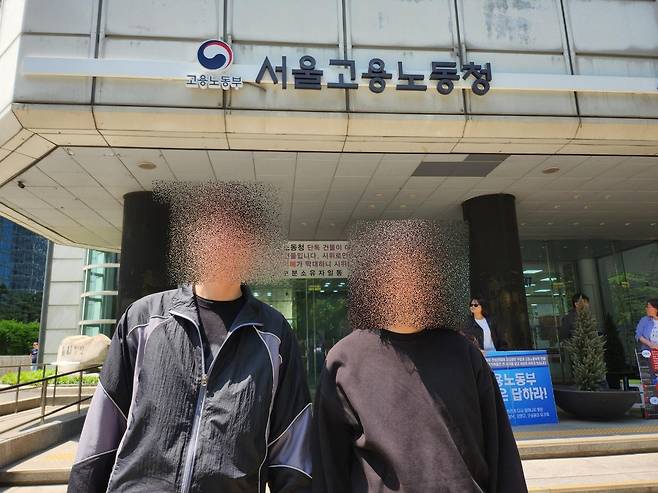 임상훈(왼쪽)씨와 권수행씨가 지난달 30일 서울 중구 소재 서울고용노동지방청앞에서 가짜 5인 미만 사업장 문제를 제기한 뒤 사진을 찍고 있다. 송주용 기자