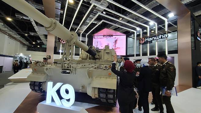 2021년 이집트 카이로에서 열린 이집트 방산전시회(EDEX 2021)에 참석한 현지 군 관계자들이 한화디펜스 홍보관에서 K9 자주포를 사진 촬영하는 등 높은 관심을 보이고 있다. 한화디펜스 제공
