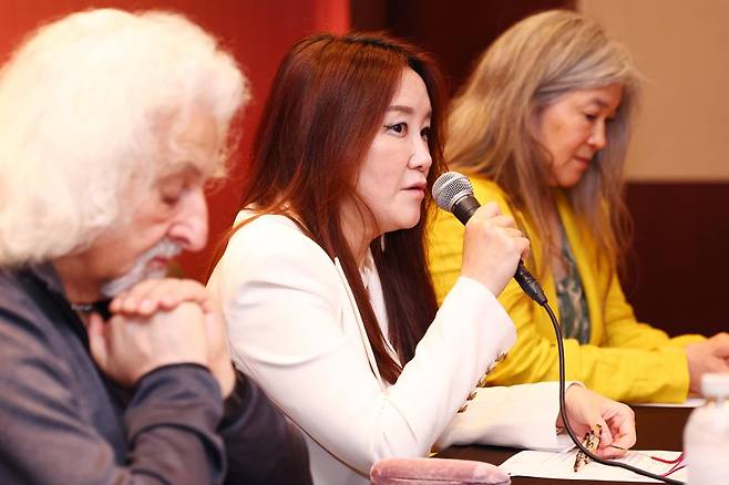 2일 서울신라호텔에서 열린 '2026 클래시컬 브릿지 국제 음악 페스티벌' 기자간담회에서 예술감독인 피아니스트 클라라 민이 질문에 답하고 있다. 양옆으로 참여 음악가인 첼리스트 미샤 마이스키(왼쪽)와 비올리스트 리다 첸이 자리를 함께하고 있다. 연합뉴스