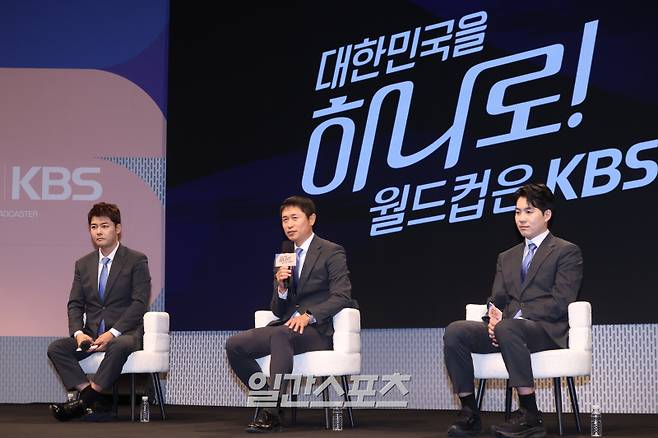 캐스터 전현무, 해설위원 이영표, 캐스터 남현종이 2일 오후 서울 영등포구 KBS 아트홀에서 열린 'KBS 2026 FIFA 북중미 월드컵' 제작발표회에 참석해 취재진과의 질의응답 시간을 갖고 있다. 서병수 기자 qudtn@edaily.co.kr /2026.06.02/