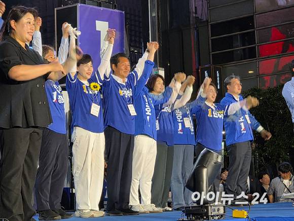 정청래 더불어민주당 대표가 2일 서울 종로구 청계광장에서 진행된 '정원오 민주당 서울시장 후보필승 총력유세'에서 민주당 의원들과 손을 잡고 인사하고 있다. [사진=라창현 기자]