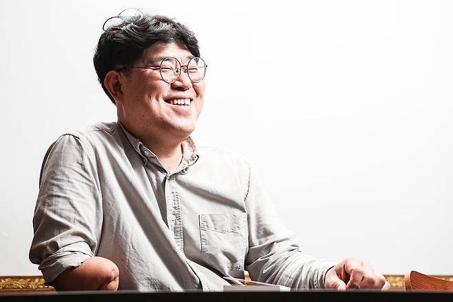 두 아이의 아빠이자 서울시립대학교 도서관에서 사서로 일하고 있는 신명진 작가. 손발 없이 살아온 날들의 경험을 기록했고, 최근 이 기록을 보강해 에세이 『다리가 될게 』를 펴냈다. 신 작가는 인생이 즐겁다고 했다. 더 바랄 게 없다고. 그래서인지 시종 웃으며 인터뷰를 진행했다. 김경록 기자