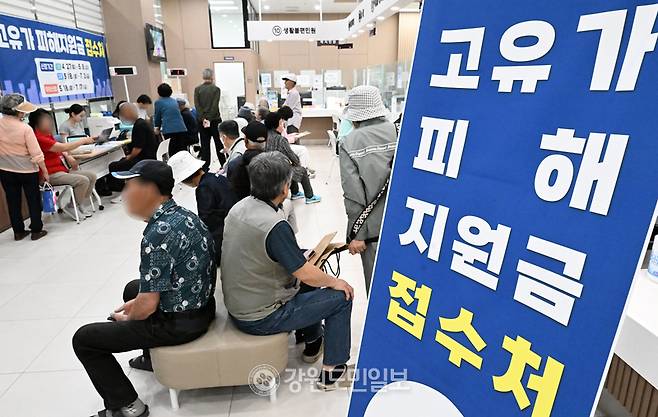 ▲ 고유가 피해지원금 2차 지급이 시작된 18일 춘천의 한 행정복지센터에서 시민들이 지원금접수를 기다리고 있다. 김정호 기자