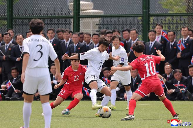 2일 조선중앙통신이 전날 조선노동당 중앙간부학교 창립 80주년 기념행사에서 내고향여자축구단과 17세 미만 여자 축구 국가대표팀의 시범 경기가 열렸고, 김정은 북한 국무위원장이 참관했다고 보도했다. 당 중앙간부학교 기념행사 참석자들도 축구장 둘레를 가득 메우고 경기를 지켜봤다. 조선중앙통신·연합뉴스