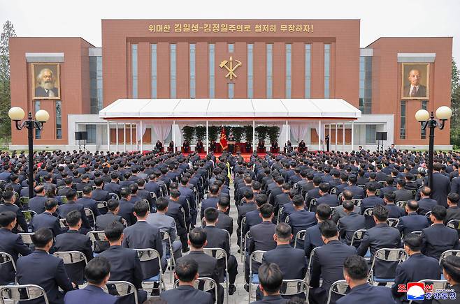 2일 조선중앙통신은 김정은 북한 국무위원장이 전날 조선노동당 중앙간부학교 창립 80주년 기념행사에서 연설했다고 보도했다. 김 위원장은 연설에서 “전쟁과 복구 건설과 같은 준엄한 시련을 겪어보지 못한 젊은 간부들이 정신세계와 품격에서 전 세대들과 점점 차이를 보이고 있는 실태”를 지적하며 이들에 대한 사상 통제를 강화해야 한다고 강조했다. 조선중앙통신·연합뉴스