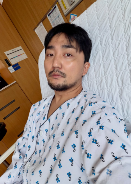 Broadcaster Yoo Byung-jae has been raising public concern after revealing that he has become unusually thin since his gallbladder removal.On January 1, Yoo Byung-jae posted a picture of a scale on his personal social media account. In the photo, the scale reads 59.9 kilograms.Many people were surprised by the sudden weight loss of Yoo Byung-jae, who has always been active.Fans sent warm messages of support, including Get well soon, Im sorry youre so thin, I wont tease you today, so focus on your recovery, and Health is the most important thing, I hope you get better soon.Cholecystectomy is a surgical procedure to remove the gallbladder, which can result in a temporary decrease in digestive function and dietary restrictions in the immediate postoperative period.This can lead to temporary weight loss, which is why its so important to get the right nutrition and recovery period after surgery. Yoo Byung-jaes weight change is likely part of the natural recovery process after undergoing major surgery, but fans are wishing him a speedy return to his normal routine and a healthy appearance.