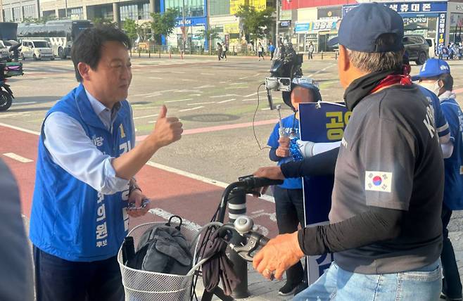 경기 평택을 재보궐선거에 출마한 김용남 더불어민주당 후보가 지난 5월28일 지역 주민들에게 인사하고 있다. / 사진=동행미디어 시대