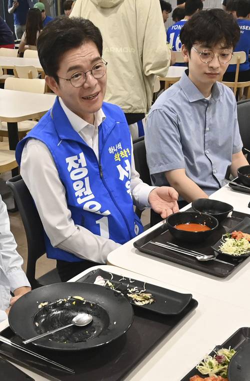 정원오(왼쪽) 후보가 2일 오전 서울 서대문구 연세대에서 학생과 식사하며 대화하고 있다. 백동현 기자
