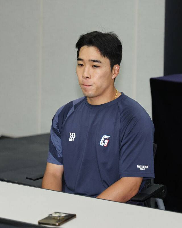 롯데 자이언츠 김동혁이 2일 광주 KIA챔피언스필드에서 지난 1월 대만 타이난 스프링캠프에서 저지른 불법도박에 대해 사과하고 있다./롯데 자이언츠 제공