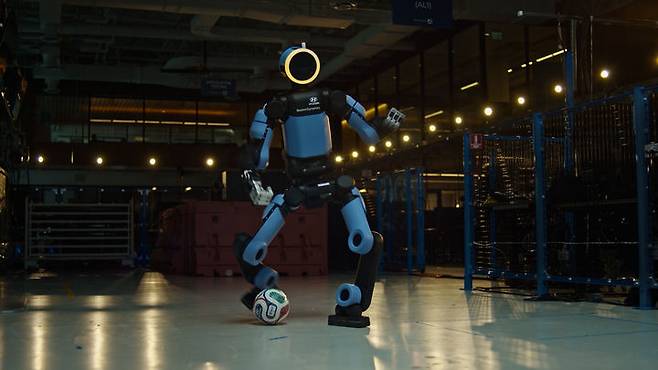 [서울=뉴시스] 현대자동차는 다가오는 'FIFA 월드컵 2026™'의 공식 파트너로서 보스턴다이나믹스의 휴머노이드 로봇 '아틀라스'가 축구 동작 학습을 통해 로보틱스 기술을 고도화해 나가는 과정을 담은 '스쿨 오브 풋볼' 캠페인 영상을 공개했다고 29일 밝혔다. 사진은 훈련 영상에서 아틀라스가 패스 동작을 훈련하는 장면. (사진=현대자동차 제공) 2026.05.29. photo@newsis.com *재판매 및 DB 금지