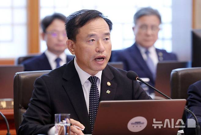 [서울=뉴시스] 고범준 기자 = 김종철 방송미디어통신위원회 위원장이 2일 청와대에서 열린 제24회 국무회의 겸 제11차 비상경제점검회의에서 발언하고 있다. 2026.06.02. bjko@newsis.com