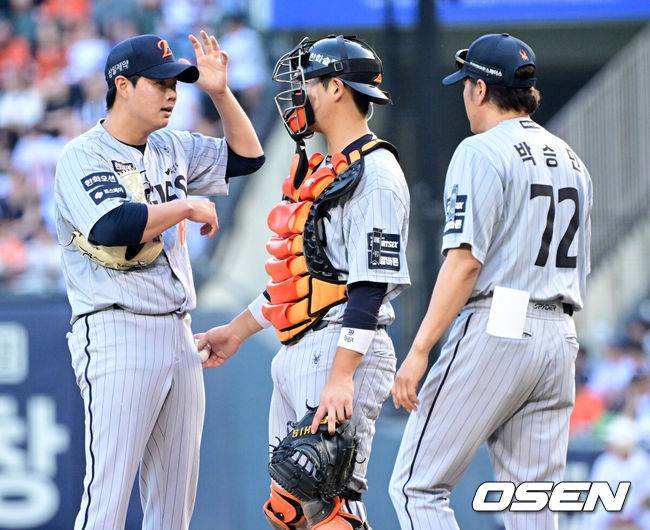 [OSEN=잠실, 최규한 기자] 2일 서울 잠실야구장에서 ‘2026 신한 SOL Bank KBO리그’ 두산 베어스와 한화 이글스의 경기가 열렸다.홈팀 두산은 웨스 벤자민, 방문팀 한화는 박준영을 선발로 내세웠다.3회말 2사 1루 상황 한화 선발 박준영과 포수 허인서가 마운드를 방문한 박승민 코치와 대화를 나누고 있다. 2026.06.02 / dreamer@osen.co.kr