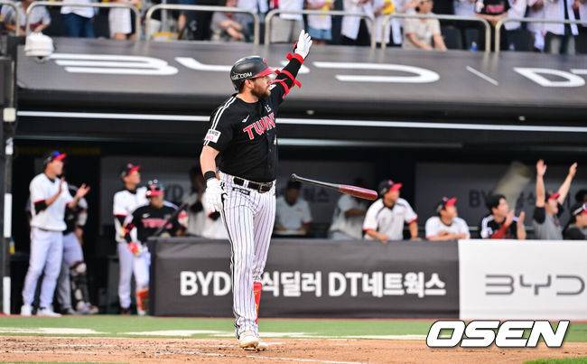 [OSEN=수원, 박준형 기자] 2일 오후 수원KT위즈파크에서  '2026 신한 SOL Bank KBO리그'&nbsp;KT 위즈와 LG 트윈스의 경기가 진행됐다.이날 KT는 한차현(0승 0패)을, LG는 임찬규(4승 1패)를 선발투수로 내세웠다. 1위 LG(33승20패)는 KT(32승1무20패)를 상대로 선두 수성을, 2위 KT는 홈에서 승리해 선두 탈환을 노린다. 3회초 2사 2루 LG 오스틴이 2점 홈런을 날리고 있다. KBO 개인 통산 100홈런.  2026.06.02 / soul1014@osen.co.kr