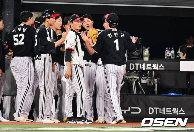 [OSEN=수원, 박준형 기자] 2일 오후 수원KT위즈파크에서  '2026 신한 SOL Bank KBO리그'&nbsp;KT 위즈와 LG 트윈스의 경기가 진행됐다.이날 KT는 한차현(0승 0패)을, LG는 임찬규(4승 1패)를 선발투수로 내세웠다. 1위 LG(33승20패)는 KT(32승1무20패)를 상대로 선두 수성을, 2위 KT는 홈에서 승리해 선두 탈환을 노린다. 6회말 이닝종료후 LG 선발투수 임찬규가 동료들의 축하를 받으며 마운드를 내려가고 있다.     2026.06.02 / soul1014@osen.co.kr