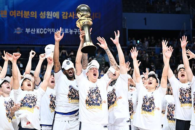 부산 KCC는 7일 오후 2시 부산 사직실내체육관에서 2025~2026시즌 챔피언결정전 우승을 기념하는 ‘팬 페스타’를 개최한다고 2일 밝혔다. 프로농구연맹(KBL) 제공