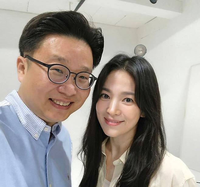 서경덕 교수(왼쪽)와 배우 송혜교. SNS 캡처