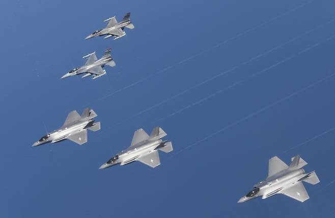 한국 공군 F-35A 3대가 2023년 7월 28일 한미 연합공중훈련 ‘쌍매훈련’에서 미 공군 F-16 2대와 편대비행을 하고 있다. 공군 제공·연합뉴스