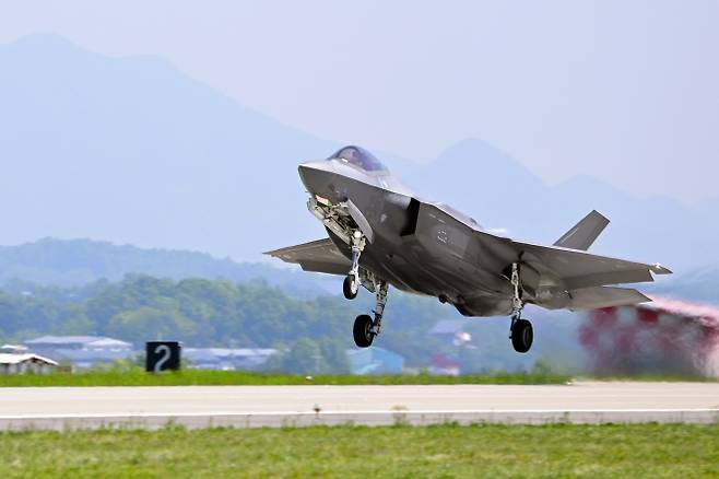 공군 제17전투비행단 F-35A 전투기가 2024년 5월 14일 전방지역 합동훈련 참가를 위해 출격하고 있다. 한국 공군은 F-35A를 북한 핵·미사일 시설을 정밀 타격하는 킬체인 전력의 핵심으로 운용하고 있다. 공군 제공·연합뉴스