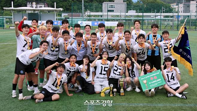 명지전문대 AS명지가 2026 S1 양구사과 전국대학클럽축구대회에서 처음 우승한 뒤 기념 사진을 찍고 있다. 대회조직위 제공
