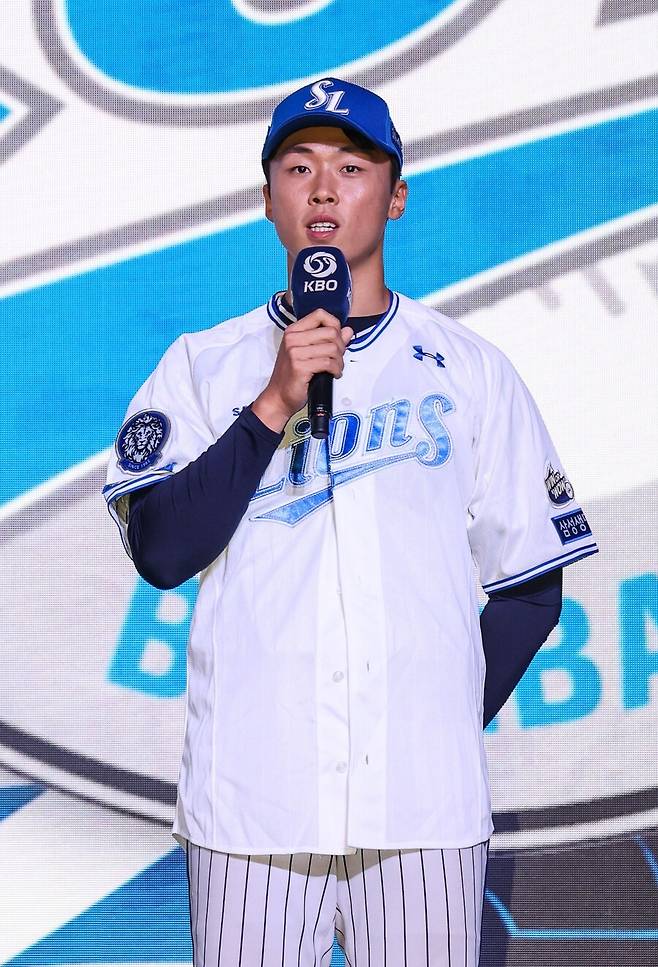 ▲&nbsp;삼성 라이온즈 신인 투수 이호범이 오는 4일 오른쪽 팔꿈치 인대접합 수술을 받는다. 사실상 시즌 아웃이다. 이호범은 올해 2월 스프링캠프 도중 오른쪽 팔꿈치 통증으로 조기 귀국한 바 있다. 당시 팔꿈치 염증 진단이 나왔다. ⓒ삼성 라이온즈