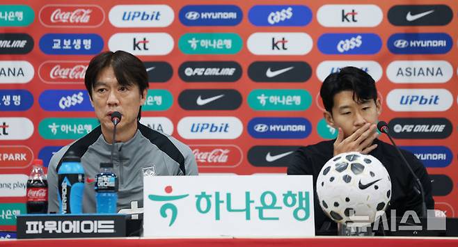 홍명보(왼쪽) 감독과 손흥민. /사진=뉴시스