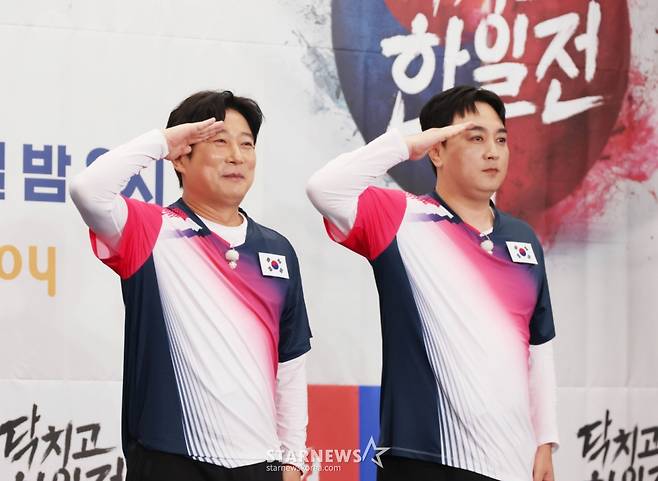 코미디언 이수근, 황제성이 2일 오후 서울 마포구 상암동 스탠포드호텔에서 진행된 KBS Joy 예능 '닥치고 한일전' 제작발표회에 참석해 포즈를 취하고 있다.  한국인과 일본인 사이에서 벌어지는 다양한 문제들을 게임으로 풀어내는 콘셉트의 버라이어티 예능 '닥치고 한일전'은 오는 7일 첫 방송된다. /2026.06.02 /사진=이동훈 photoguy@