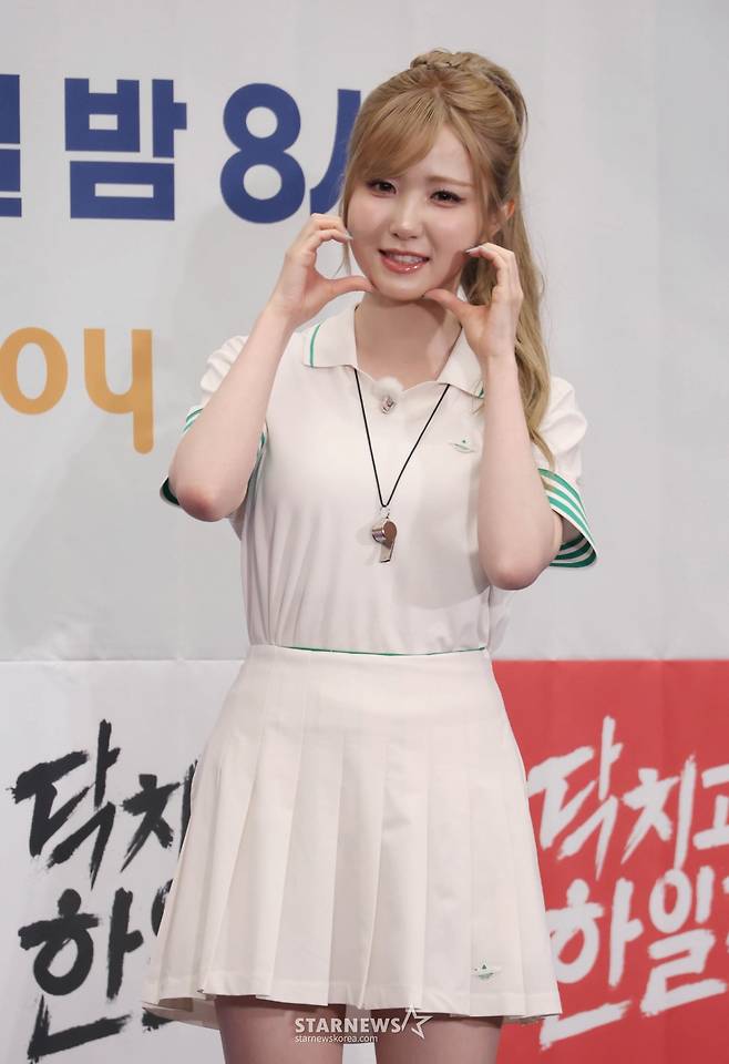 가수 히토미가 2일 오후 서울 마포구 상암동 스탠포드호텔에서 진행된 KBS Joy 예능 '닥치고 한일전' 제작발표회에 참석해 포즈를 취하고 있다.  한국인과 일본인 사이에서 벌어지는 다양한 문제들을 게임으로 풀어내는 콘셉트의 버라이어티 예능 '닥치고 한일전'은 오는 7일 첫 방송된다. /2026.06.02 /사진=이동훈 photoguy@
