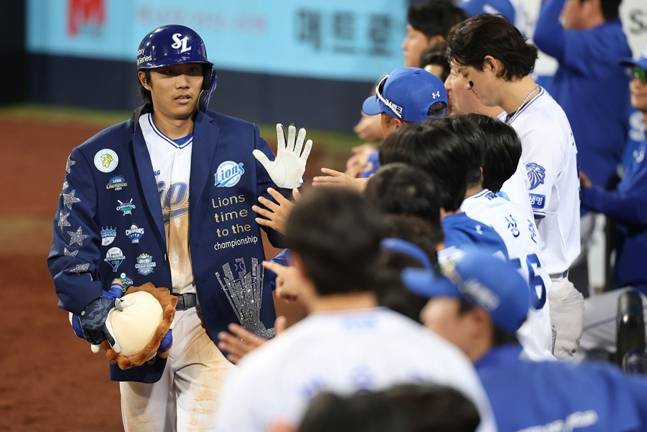 7호 홈런 이후 더그아우스로 들어온 이재현(왼쪽). /사진=삼성 라이온즈