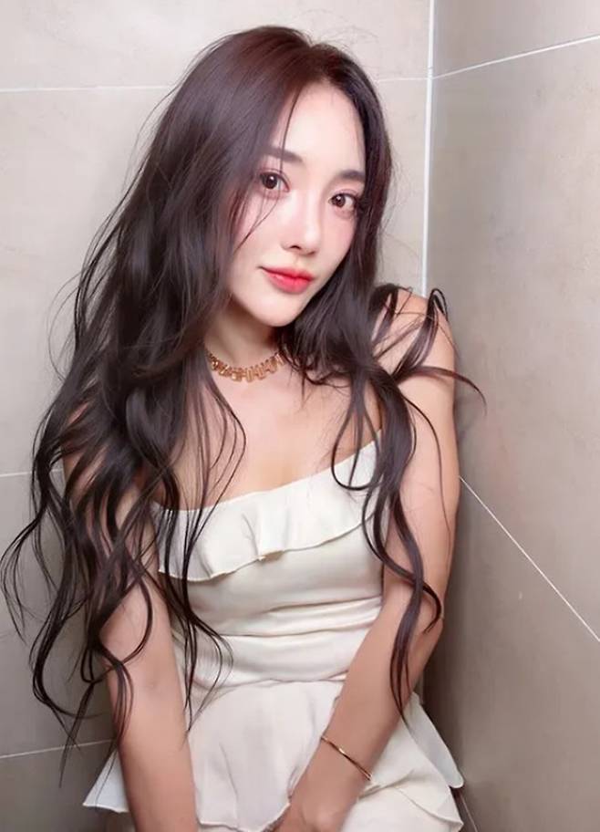 Singer Bada has caught the attention of netizens with her ageless visuals.Todays vibe is ChicAndSexy. Summer by the sea, a vibe in itself, Bada wrote on her social media account on January 1, along with several photos.In the photos, she perfectly recreated her Liz in her 20s look. She wore an ivory off-the-shoulder mini dress and posed for the camera in various ways.But it was her beauty that caught netizens attention. Her transparent skin and defined features were reminiscent of Badas Liz in her 20s.Netizens marveled at his appearance, saying, Hes so perfect that its almost like hes been retouched, and Its like hes back to his Liz days.Photo = Bada SNS
