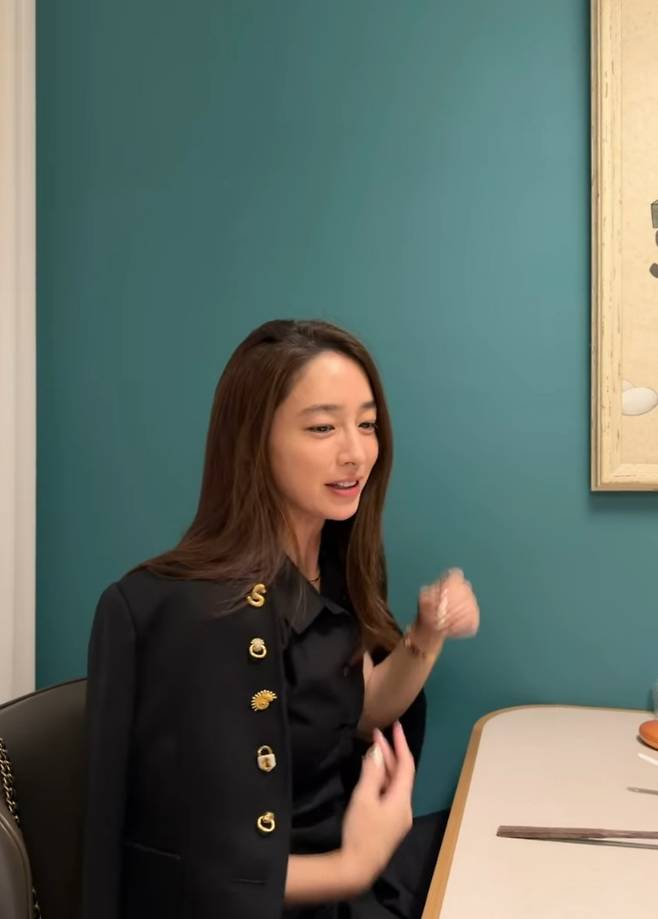 Minjung Lee showed off her beautiful side and shared her latest news.On February 2, Lee Min-jung posted a few photos and videos on her account with the caption, There are only food photos everywhere, so I took some of my own.In one of the photos, Lee Min-jung sits in a classy jacket with gold buttons.His hair is naturally tucked behind his ears, showing off his beautiful visuals. His sharp eyes, sharp jawline, and high bridge of his nose stand out despite his light makeup.Lee Min-jung also released a short video on the same day.In the video, Lee Min-jung is seen smiling and organizing her hair, and she maintains a wrinkle-free look that belies her 44 years of age.Born in 1982, Lee Min-jung married Lee Byung-heon in 2013 and they have one son and one daughter together.Photo = Lee Min-jungs account