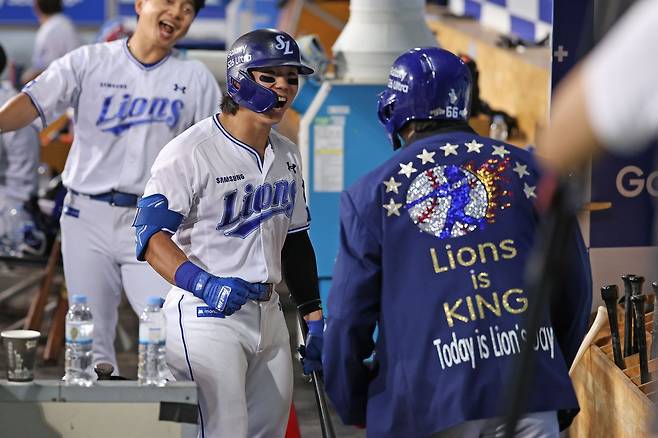 삼성 라이온즈 외야수 김성윤(왼쪽)이 2일 대구 삼성 라이온즈파크에서 열린 2026 신한 SOL KBO리그 NC 다이노스와의 팀 간 7차전에서 8회말 결승타를 기록, 팀 8-7 역전승을 이끌었다. 사진 삼성 라이온즈