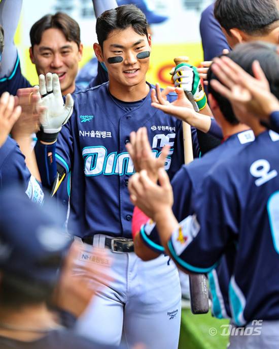 NC 다이노스 내야수 김주원이 2일 대구 삼성 라이온즈파크에서 열린 2026 신한 SOL KBO리그 삼성 라이온즈와의 팀 간 7차전에서 1회초 선두타자 홈런을 기록했다. 사진 NC 다이노스