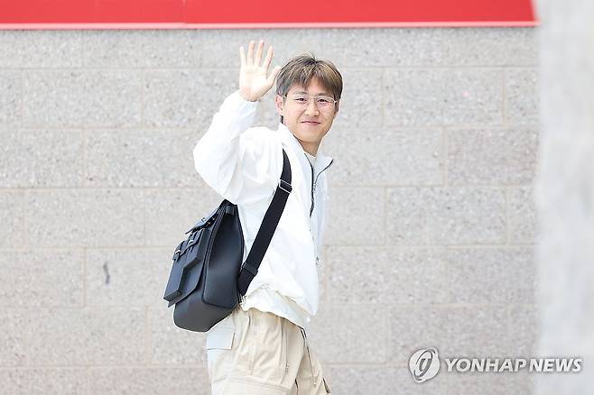 밝은 표정으로 도착한 이강인 (헤리먼[미국 유타주]=연합뉴스) 신준희 기자 = 축구 국가대표팀 이강인이 1일(현지시간) 오후 공식 훈련이 예정된 미국 유타주 헤리먼에 위치한 자이언스뱅크 트레이닝센터에 도착하고 있다. 2026.6.2 hama@yna.co.kr