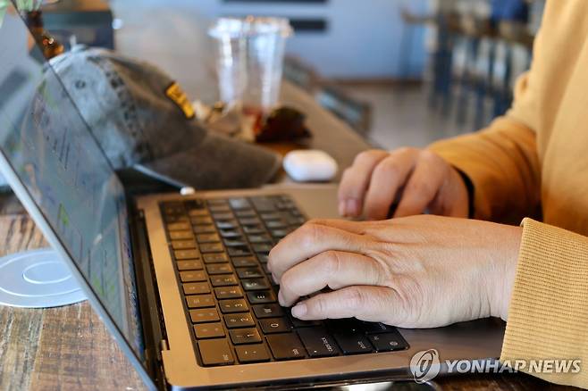 미 애리조나주 한 카페의 원격근무자 [AP=연합뉴스 자료사진. 재판매 및 DB 금지]