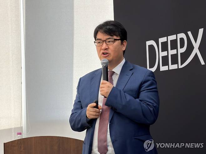 딥엑스 기자간담회 김녹원 딥엑스 대표가 14일 경기 성남 판교 본사에서 열린 기자간담회에서 발표를 진행하고 있다. [권하영 촬영]