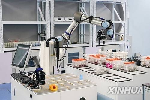 중국과학기술대에서 실험 중인 로봇 [신화=연합뉴스 자료사진]
