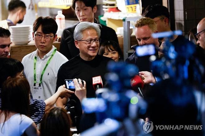 1일 대만 타이베이에서 한국 기업 관계자들과의 만찬에 참석한 젠슨 황 엔비디아 최고경영자(CEO) [로이터 연합뉴스]
