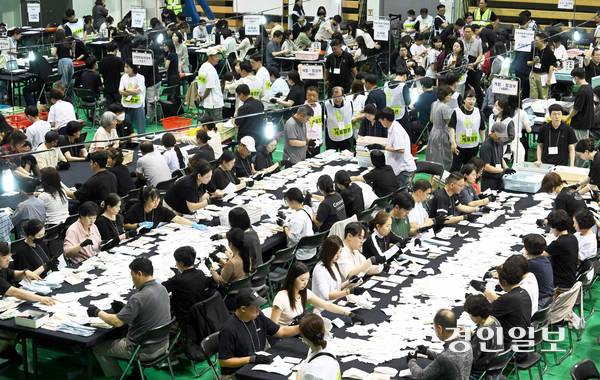 제9회 전국동시지방선거일인 3일 오후 수원시 아주대학교에 마련된 개표소에서 개표작업이 진행되고 있다. 2026.6.3 /최은성기자 ces7198@kyeongin.com