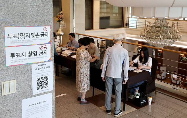 ▲ 제9회 전국동시지방선거일인 3일 수원특례시 팔달구 한 결혼식장에 마련된 투표소에서 유권자들이 투표를 행사하고 있다./김철빈 기자 narodo@incheonilbo.com
