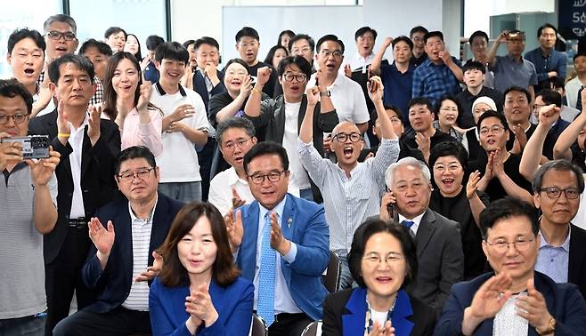 ▲ 제9회 전국동시지방선거일인 3일 오후 수원특례시 팔달구 마라톤빌딩 안민석 경기도교육감후보 선거사무소에 마련된 개표 상황실에서 출구조사 결과 발표가 나오자 기뻐하고 있다. /전광현 기자 maggie@incheonilbo.com