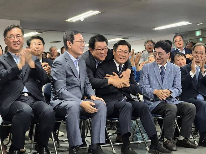 박찬대 더불어민주당 인천시장 후보가 3일 오후 6시 출구조사 결과가 발표되자 인천지역 국회의원들과 기뻐하고 있다. /유정희 기자 rjh@kihoilbo.co.kr