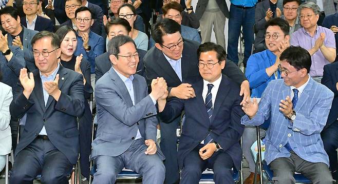 박찬대 더불어민주당 인천시장 후보가 3일 인천시 미추홀구 선거캠프에서 출구조사 발표를 보며 당 관계자 및 지역 국회의원들과 기뻐하고 있다. 이진우 기자 ljw@kihoilbo.co.kr
