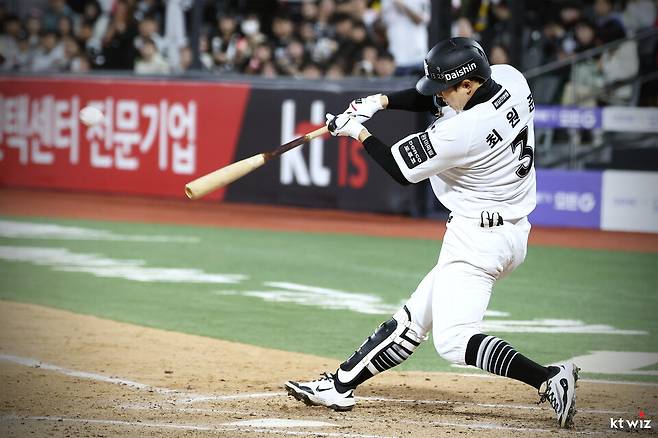 3일 수원 kt위즈파크에서 열린 2026 신한 SOL KBO리그 kt 위즈와 LG 트윈스의 경기에서 kt 리드오프 최원준이 4타수 4안타 1타점으로 활약하며 팀의 7-6 승리에 기여했다. 사진은 최원준의 타격 모습.