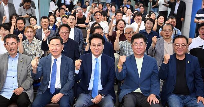 더불어민주당 안민석 경기교육감후보가 제9회 전국동시지방선거가 실시된 3일 수원시 영통구 선거캠프에서 출구조사 발표 세레머니를 하고 있다.김태완기자lift@kihoilbo.co.kr