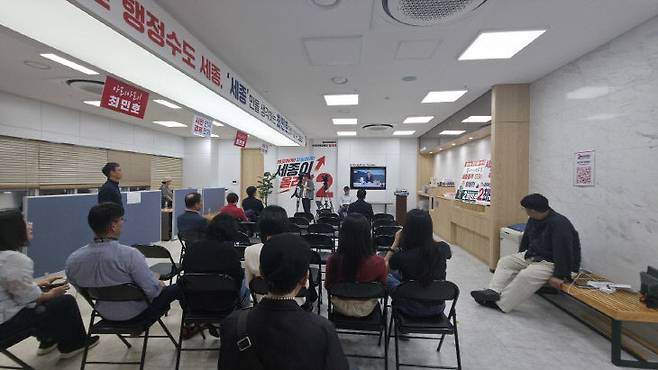 최민호 후보 캠프는 이날 출구조사를 지켜보며 다소 기운이 빠진 분위기를 보이고 있다.