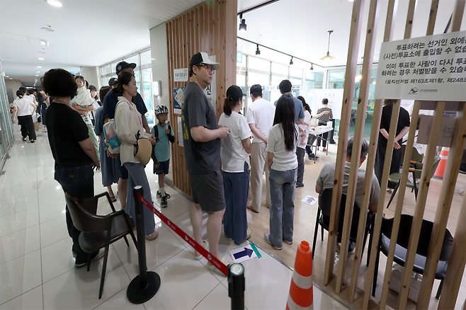 유권자들이 6.3 지방선거일인 3일 전북 전주시 혁신동 한 아파트 내 투표소에 줄지어 서 있다. 연합뉴스